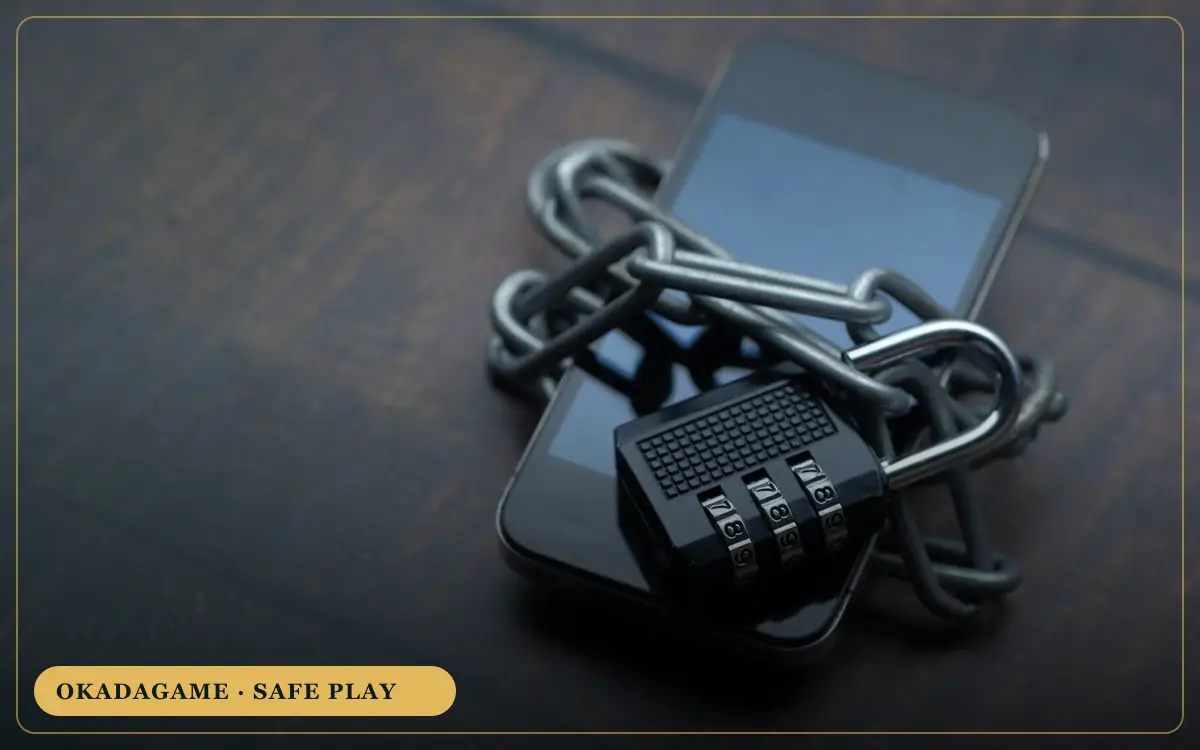 OKADAGAME safe play – smartphone locked with chain and padlock